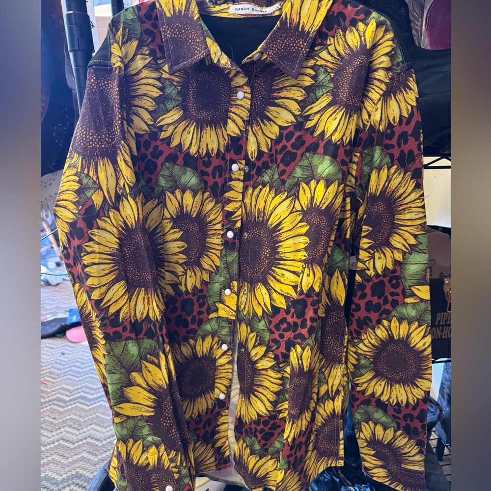 New with out tags sunflower ranch dress’n shirt
